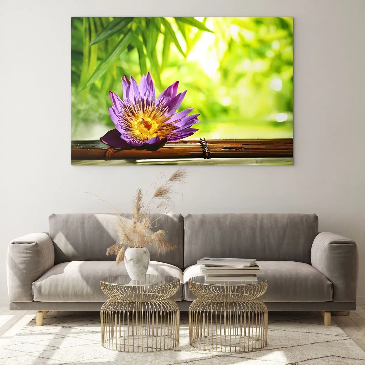Glasbild - Bild auf glas - Lila Lotusblume auf einem Bambusbrett mit grünem Hintergrund - 120x80cm - In der asiatischen Sonne - Moderne Wanddekoration für Wohnzimmer und Schlafzimmer ARTTOR