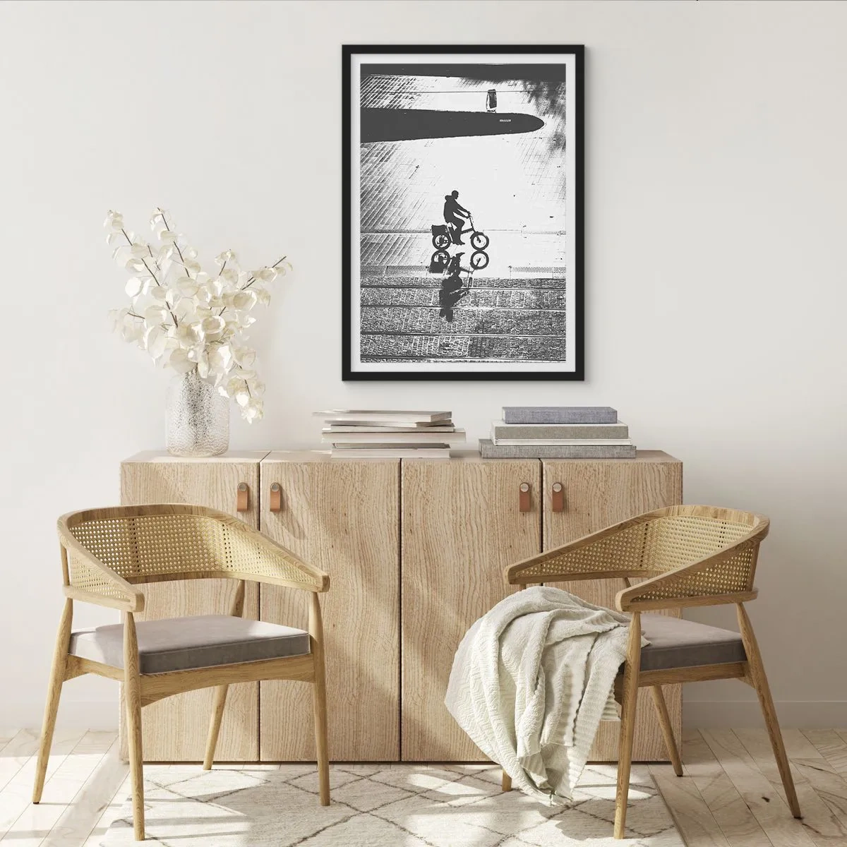 Poster in einem schwarzem Rahmen - Silhouette eines Radfahrers mit Spiegelbild in einer Pfütze im Schwarz-Weiß-Stil - 50x70cm - Vor sich hin durch die Stadt - Moderne Wanddekoration für Wohnzimmer und Schlafzimmer ARTTOR