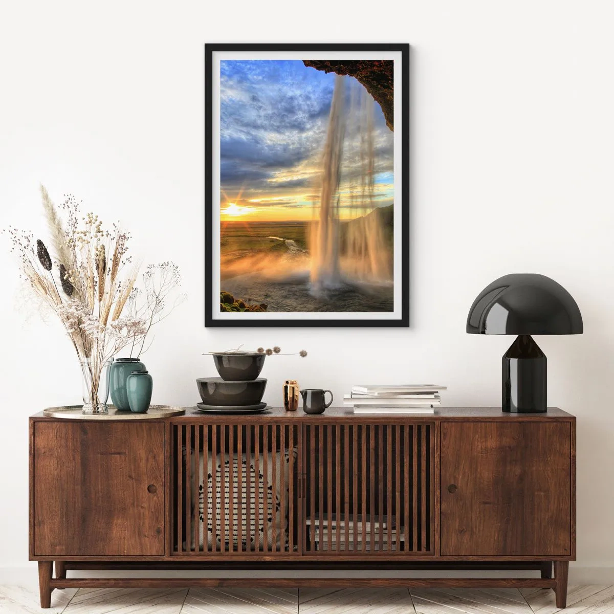 Poster in einem schwarzem Rahmen - Ein Wasserfall im Licht der untergehenden Sonne vor der Kulisse einer Landschaft - 50x70cm - Die Welt hinter einem Schleier aus Tropfen - Moderne Wanddekoration für Wohnzimmer und Schlafzimmer ARTTOR