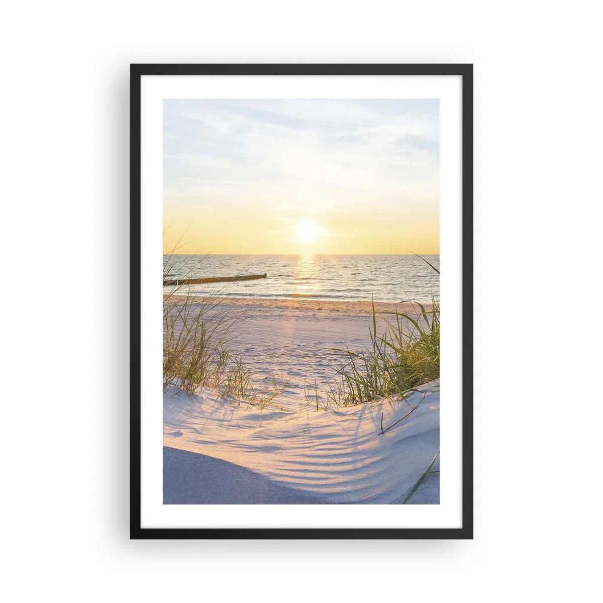 Poster in einem schwarzem Rahmen - Sonnenuntergangsstrand mit Meerblick - 50x70cm - Das Rauschen des Meeres, der Gesang der Vögel, ein wilder Strand im Gras ... - Moderne Wanddekoration für Wohnzimmer und Schlafzimmer ARTTOR