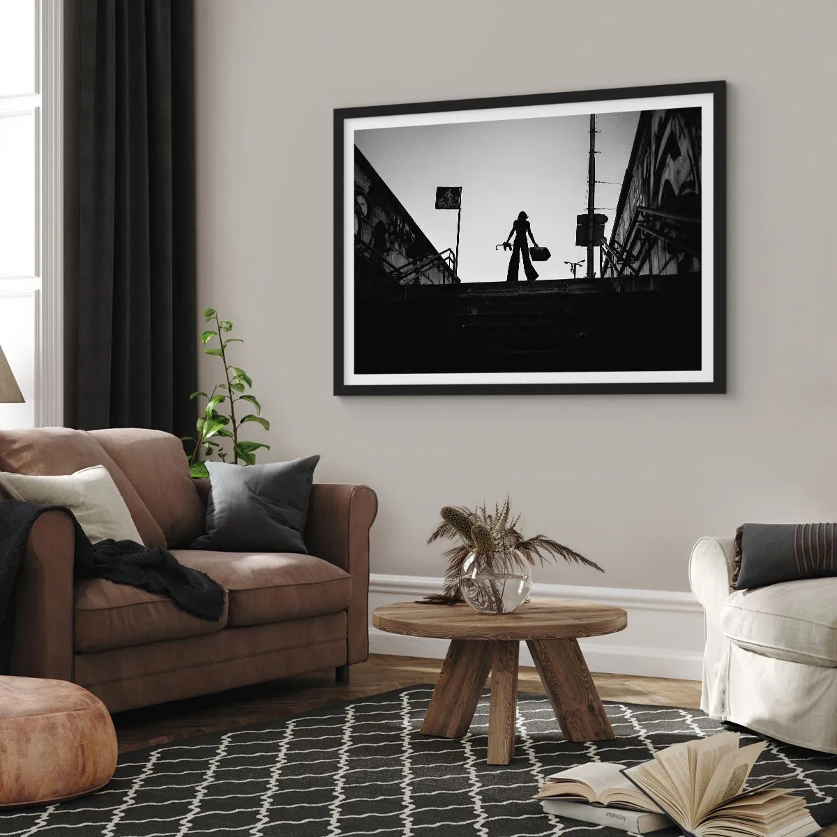 Poster in einem schwarzem Rahmen - Eine Frauenfigur auf der Treppe in Schwarzweiß mit dynamischer Atmosphäre - 100x70cm - Städtisches Wandern - Moderne Wanddekoration für Wohnzimmer und Schlafzimmer ARTTOR