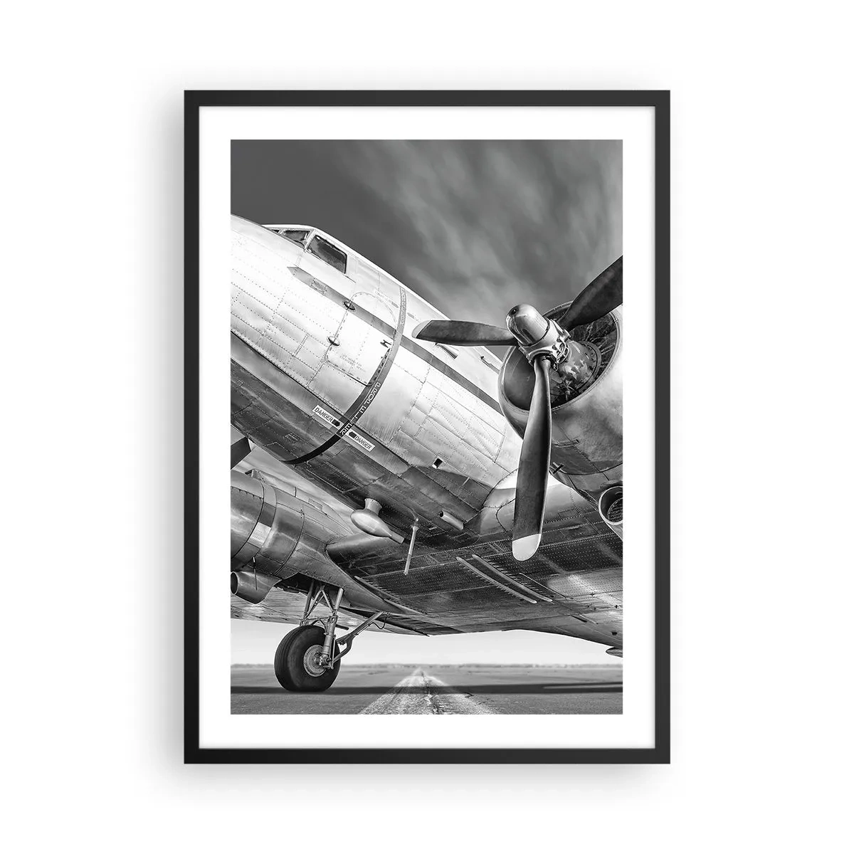 Poster in einem schwarzem Rahmen - Eine Nahaufnahme eines klassischen Flugzeugs in Schwarzweiß. - 50x70cm - Immer flugbereit - Moderne Wanddekoration für Wohnzimmer und Schlafzimmer ARTTOR
