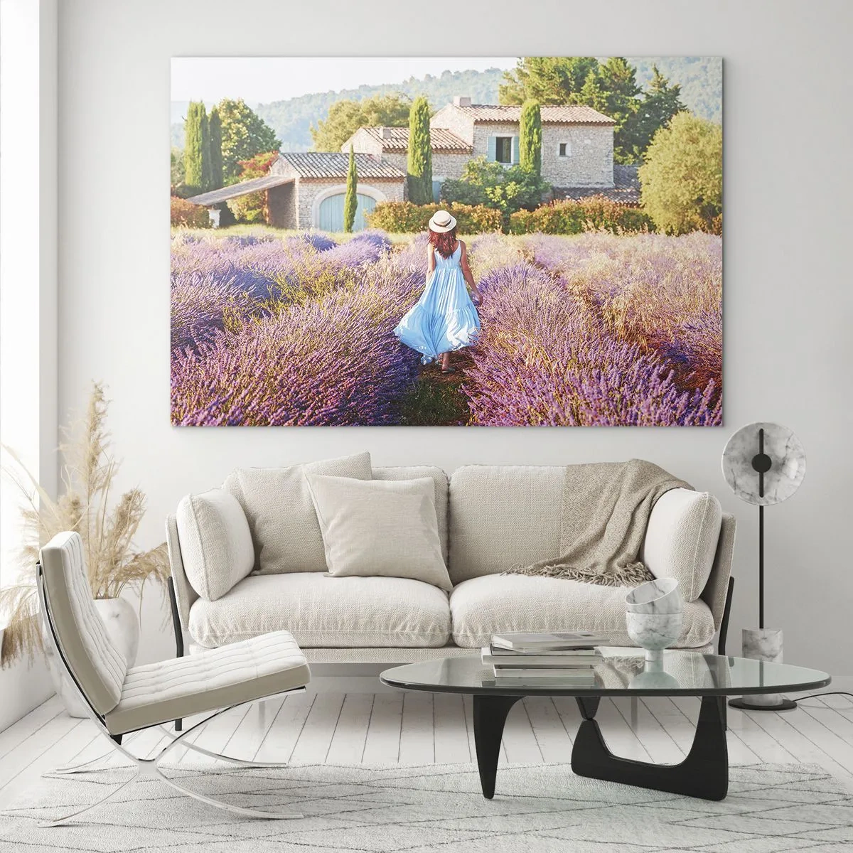 Glasbild - Bild auf glas - Eine Frau in einem Kleid geht durch ein Lavendelfeld - 70x50cm - Lavendel Mädchen - Moderne Wanddekoration für Wohnzimmer und Schlafzimmer ARTTOR