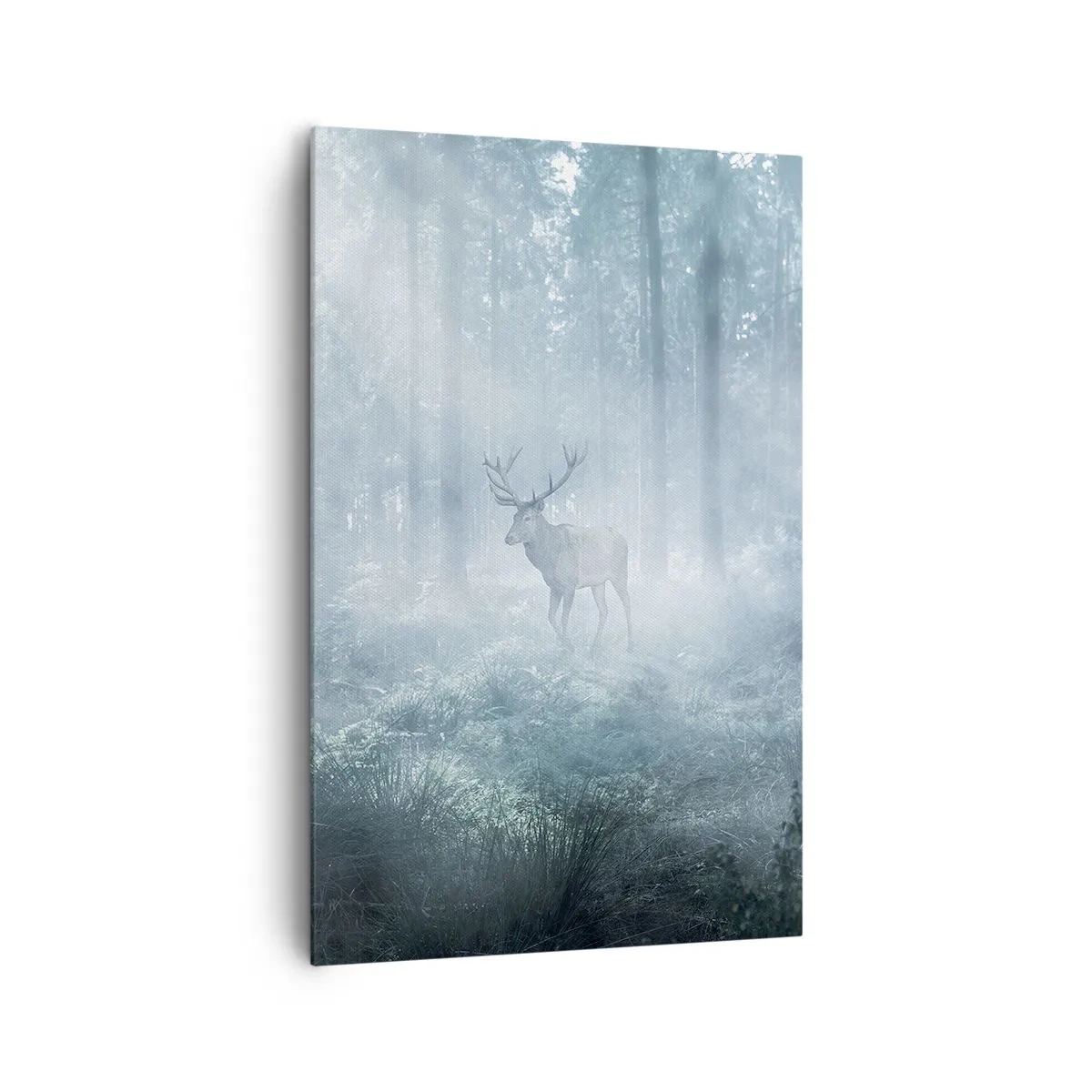 Bild auf Leinwand - Leinwandbild - Ein Hirsch in einem dichten Wald, eingehüllt in Morgennebel - 80x120cm - Morgenvisite auf dem Grundstück - Moderne Wanddekoration für Wohnzimmer und Schlafzimmer ARTTOR