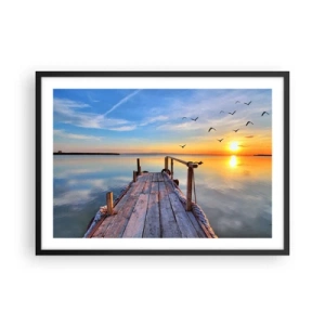 Poster in einem schwarzem Rahmen - Holzsteg bei Sonnenuntergang auf einem ruhigen See - 70x50cm - Lauf direkt der Sonne entgegen - Moderne Wanddekoration für Wohnzimmer und Schlafzimmer ARTTOR