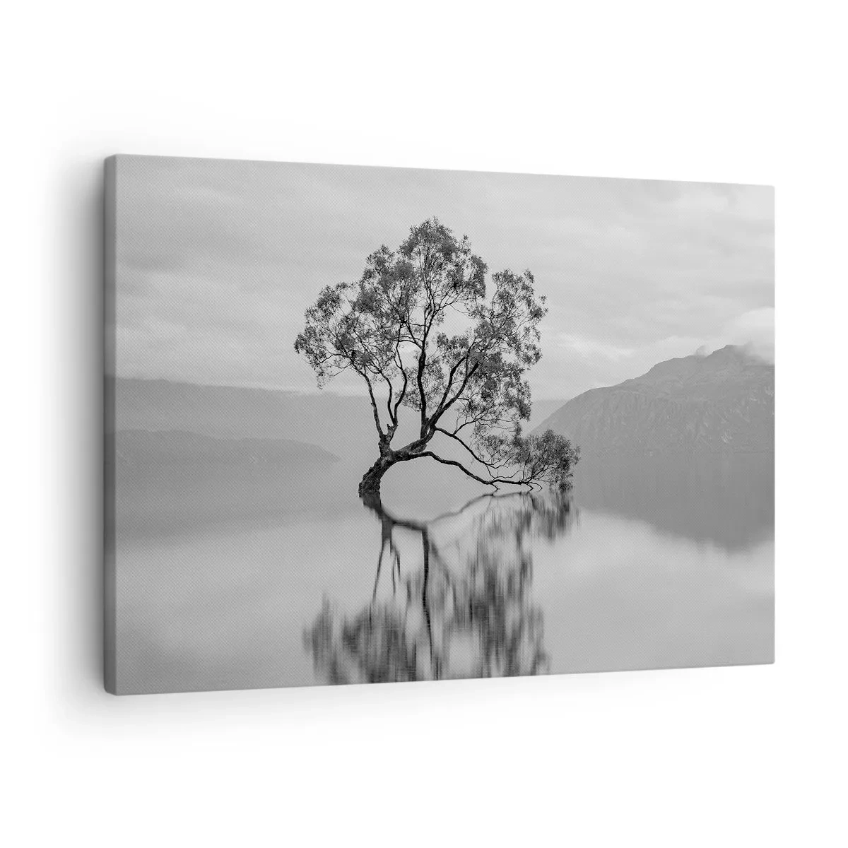 Bild auf Leinwand - Leinwandbild - Ein einsamer Baum spiegelt sich im Wasser mit Bergen im Hintergrund - 70x50cm - Es gibt so ein Land - Moderne Wanddekoration für Wohnzimmer und Schlafzimmer ARTTOR