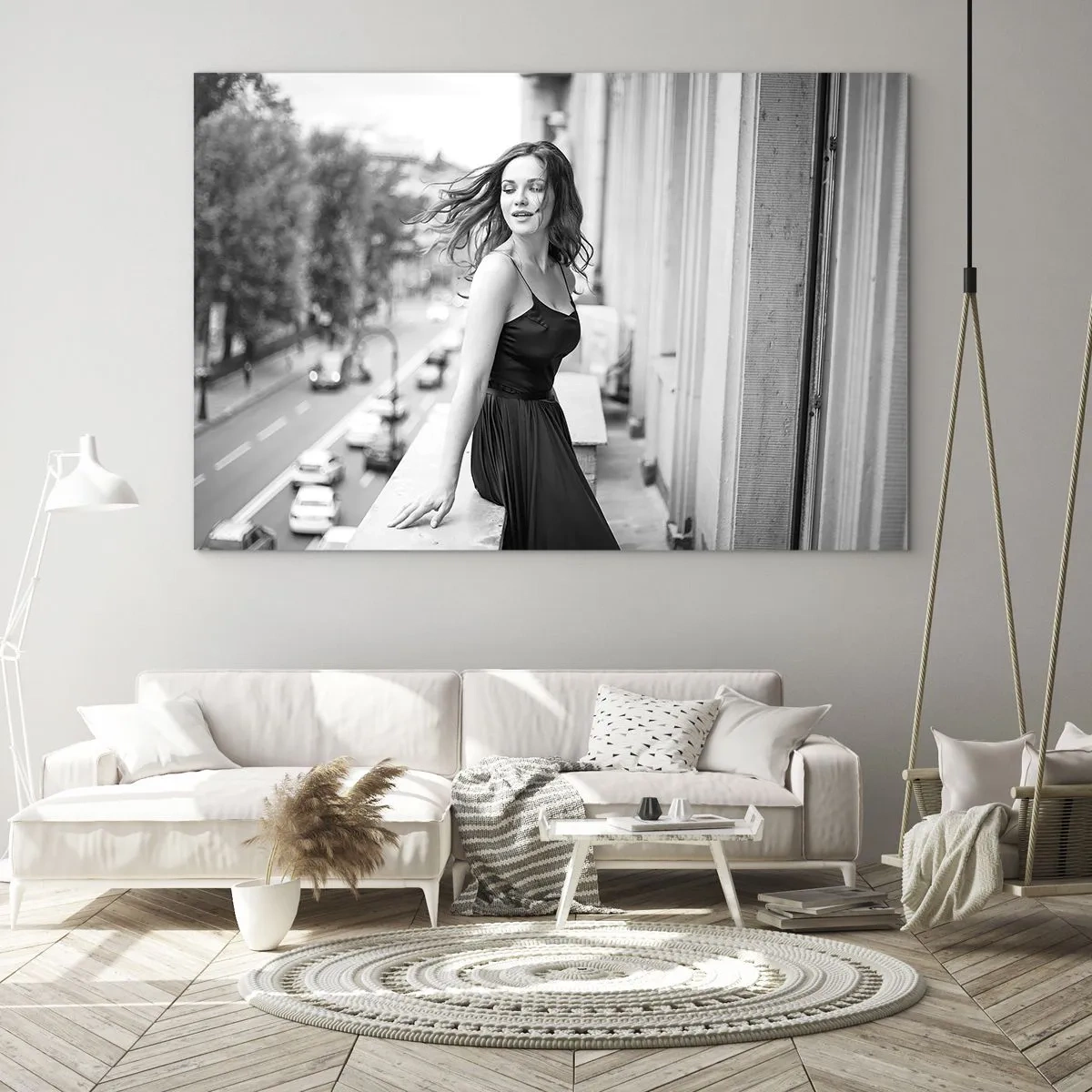 Glasbild - Bild auf glas - Eine Frau in einem schwarzen Kleid auf einem Balkon im Pariser Stil - 120x80cm - Bestimmt ein Pariser - Moderne Wanddekoration für Wohnzimmer und Schlafzimmer ARTTOR