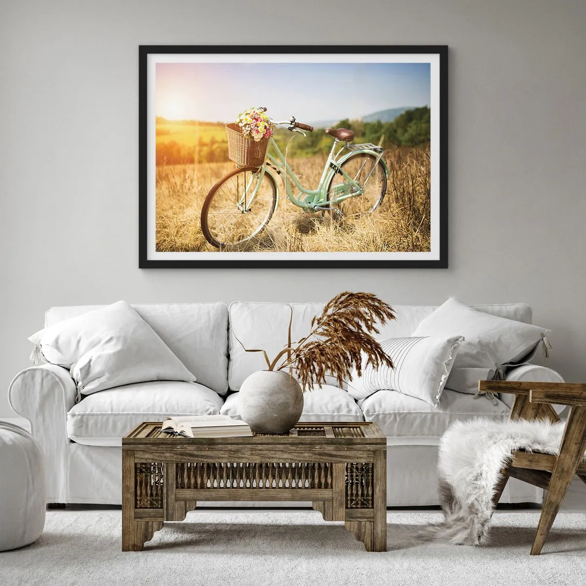 Poster in einem schwarzem Rahmen - Ein Retro-Fahrrad mit einem Korb voller Blumen vor einem Wiesenhintergrund. - 100x70cm - Ich bleibe eine Weile hier - Moderne Wanddekoration für Wohnzimmer und Schlafzimmer ARTTOR