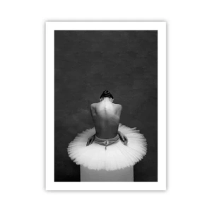 Poster - Schwarz-Weiß-Porträt einer Ballerina, die auf einer Plattform sitzt - 50x70cm - Es blüht gerade - Moderne Wanddekoration für Wohnzimmer und Schlafzimmer ARTTOR