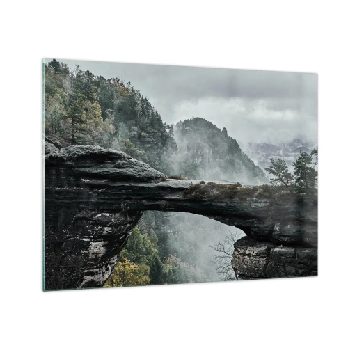 Glasbild - Bild auf glas - Eine Steinbrücke zwischen nebligen Bergen und einer Waldlandschaft - 70x50cm - Abenteuer beginnt gleich - Moderne Wanddekoration für Wohnzimmer und Schlafzimmer ARTTOR