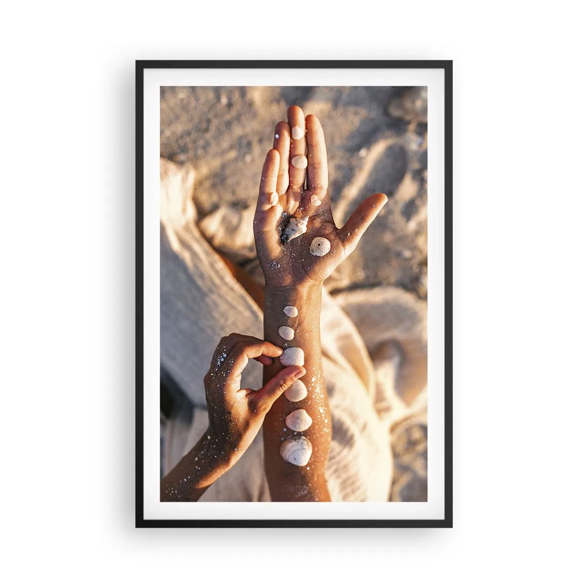 Poster in einem schwarzem Rahmen - Schönheit an Ihren Fingerspitzen - 61x91 cm