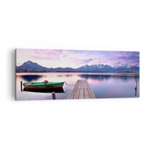 Bild auf Leinwand - Leinwandbild - Ein Holzsteg mit einem Boot auf einem von Bergen umgebenen See bei Sonnenuntergang - 140x50cm - Freundliche Stille - Moderne Wanddekoration für Wohnzimmer und Schlafzimmer ARTTOR