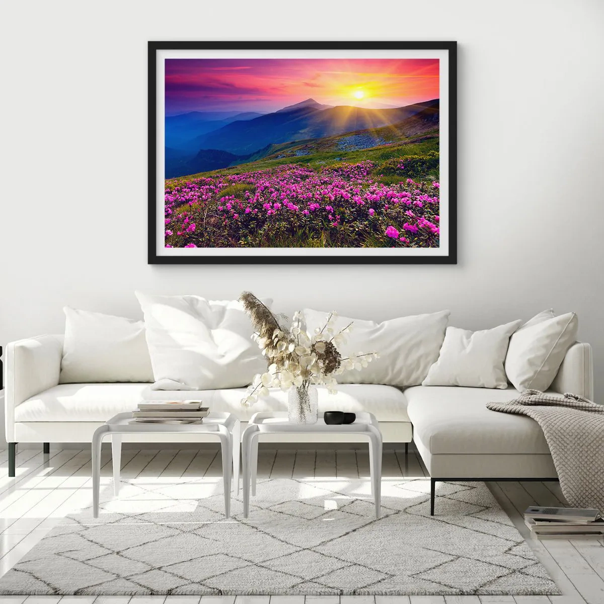 Poster in einem schwarzem Rahmen - Eine blühende Wiese mit Blick auf die Berge bei Sonnenuntergang - 100x70cm - … Und drumherum duftet es nach Latschenkiefer und dem Duft von Kräutern - Moderne Wanddekoration für Wohnzimmer und Schlafzimmer ARTTOR