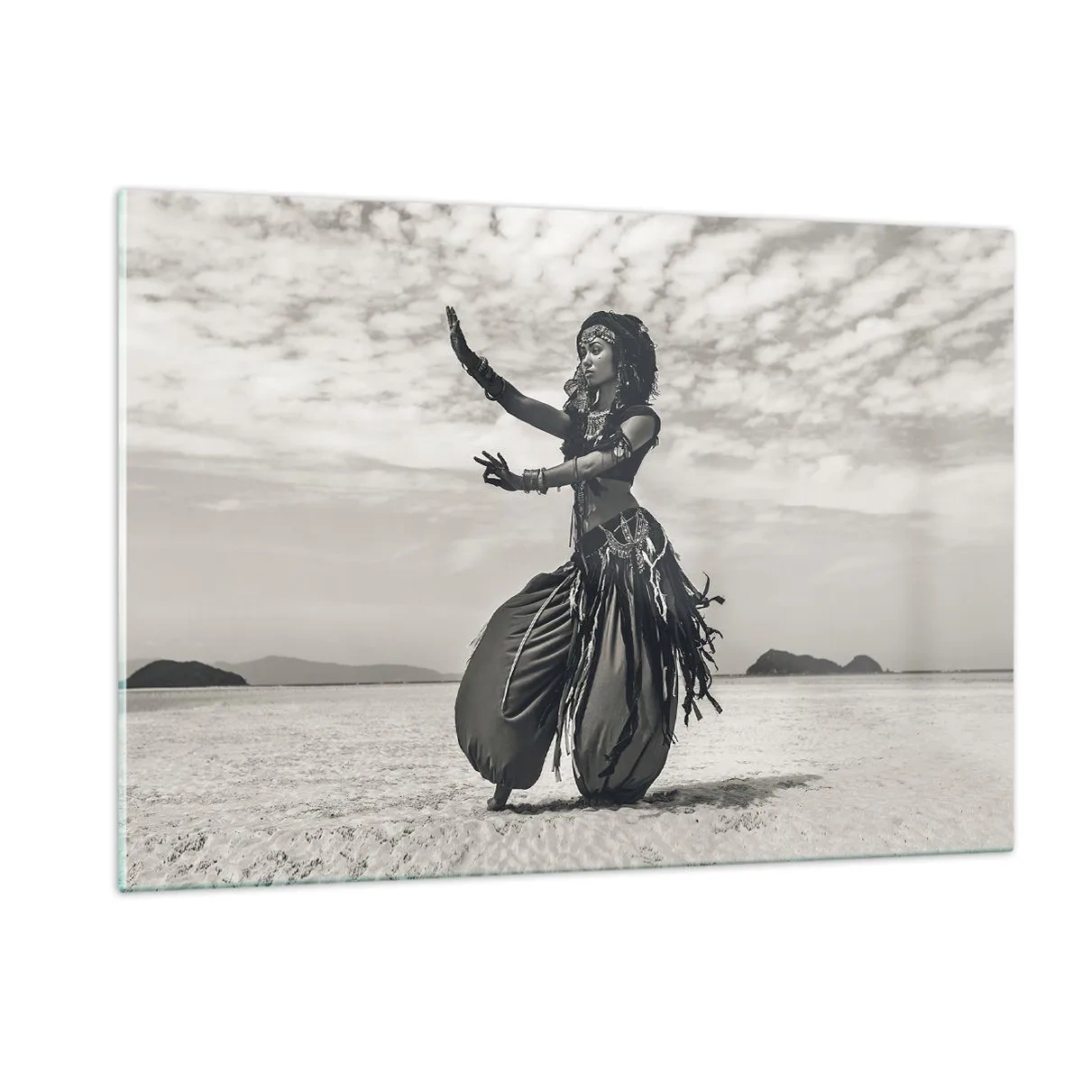 Glasbild - Bild auf glas - Schwarz-Weiß-Fotografie einer Tänzerin in der Wüste - 120x80cm - Der Tanz der südlichen Inseln - Moderne Wanddekoration für Wohnzimmer und Schlafzimmer ARTTOR