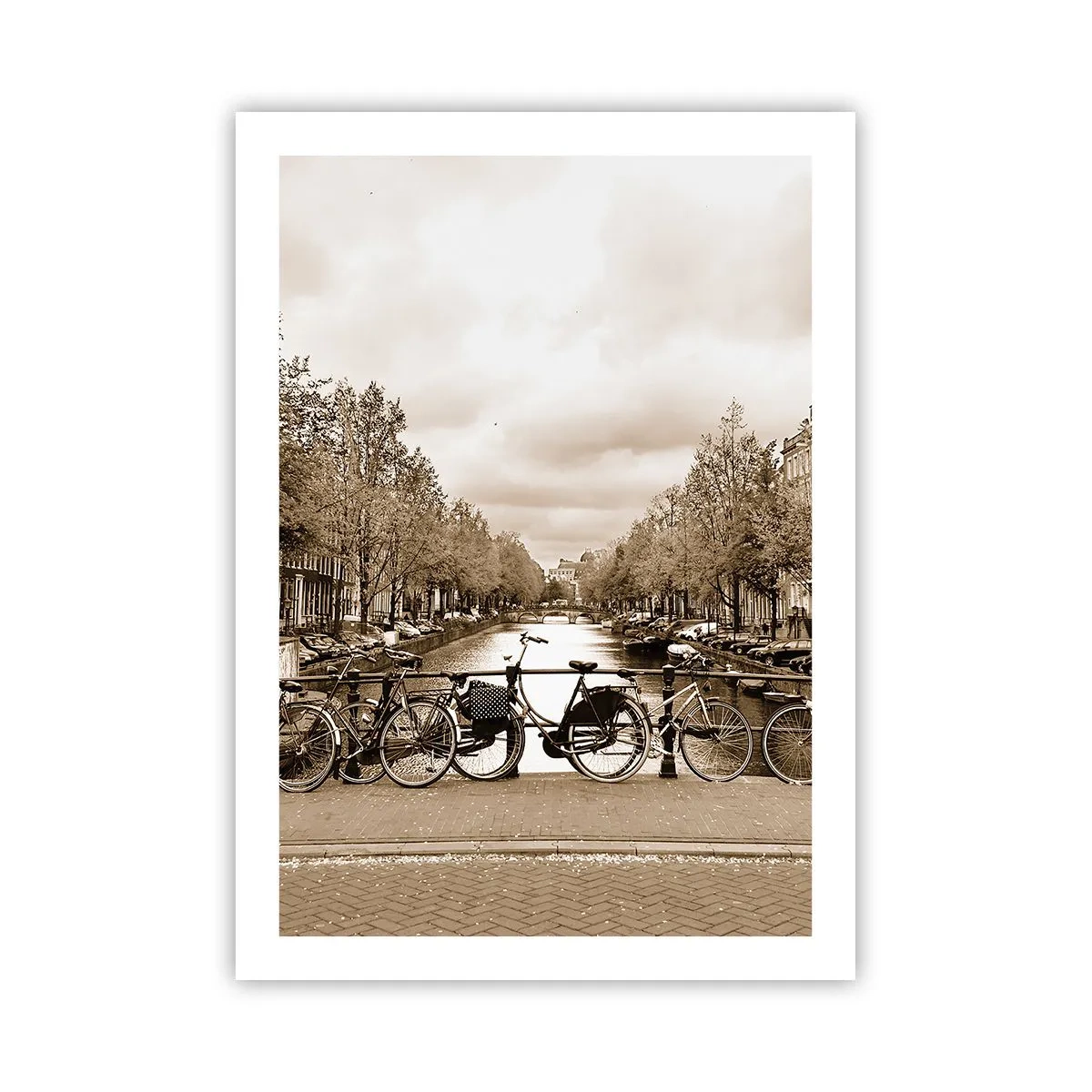 Poster - Sepiafarbene Fahrräder am Kanal - 50x70cm - Niederländische Atmosphäre - Moderne Wanddekoration für Wohnzimmer und Schlafzimmer ARTTOR