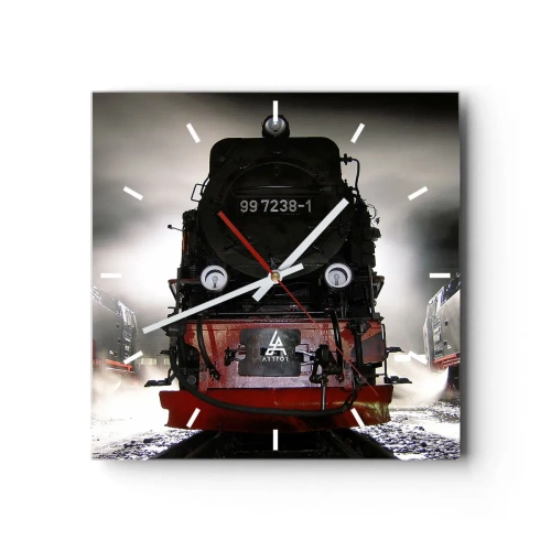 Wanduhr - Glasuhr - Eine Dampflokomotive, umgeben von Dampf vor einem dunklen Himmel in einer stimmungsvollen Umgebung - 30x30cm - Er steht und keucht, seufzt und pustet - Moderne Wanddekoration für Wohnzimmer und Schlafzimmer ARTTOR
