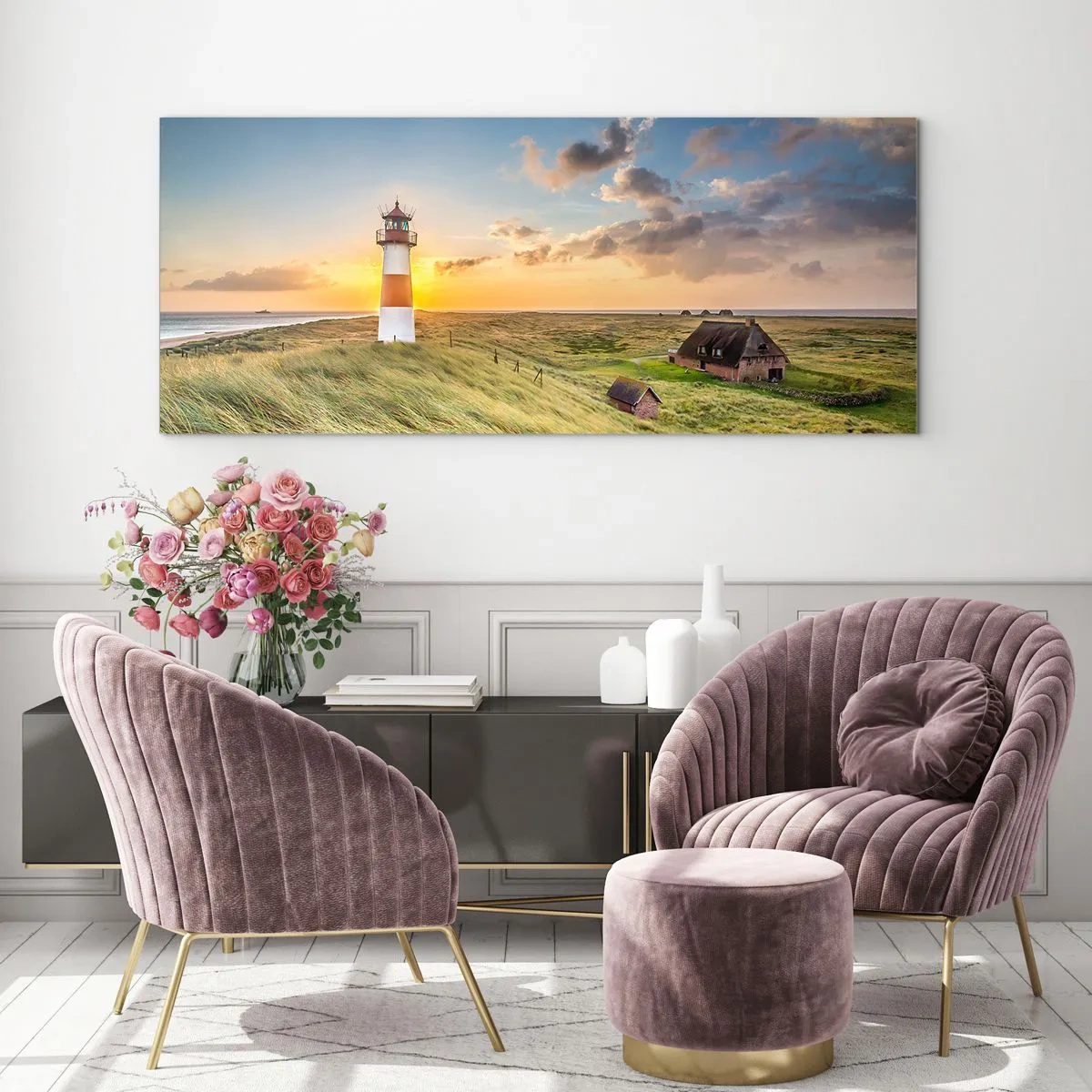 Glasbild - Bild auf glas - Ein Leuchtturm mit Wiesen und Häusern in der Sonne im Hintergrund - 120x50cm - Zwischen den Wellen - Moderne Wanddekoration für Wohnzimmer und Schlafzimmer ARTTOR