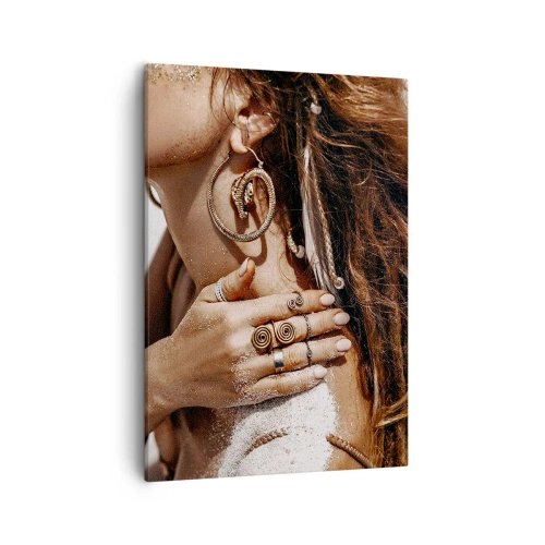 Bild auf Leinwand - Leinwandbild - Stilvolle Frau mit Schmuck vor hellem Sandhintergrund - 50x70cm - Königin des wilden Strandes - Moderne Wanddekoration für Wohnzimmer und Schlafzimmer ARTTOR