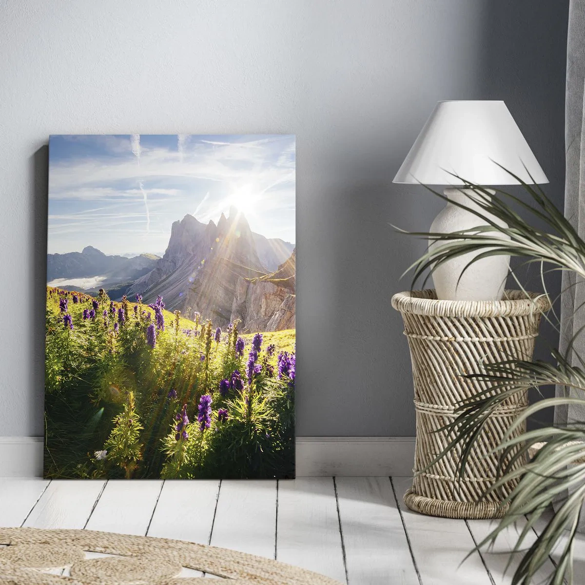 Bild auf Leinwand - Leinwandbild - Berglandschaft mit Blumen im Licht der aufgehenden Sonne - 70x100cm - Das geheime Leben der Kräuter - Moderne Wanddekoration für Wohnzimmer und Schlafzimmer ARTTOR