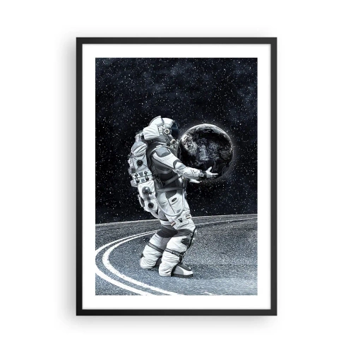 Poster in einem schwarzem Rahmen - Ein Astronaut im Weltraum hält eine Kugel, die der Erde ähnelt. - 50x70cm - Auf der Milchstraße - Moderne Wanddekoration für Wohnzimmer und Schlafzimmer ARTTOR
