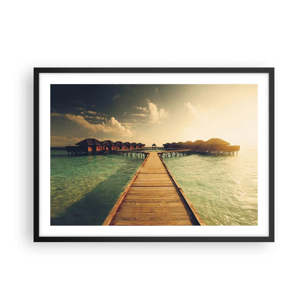 Poster in einem schwarzem Rahmen - Ein Holzsteg führt zu den Häusern am Wasser, beleuchtet von den Sonnenstrahlen. - 70x50cm - Eine herzliche Einladung - Moderne Wanddekoration für Wohnzimmer und Schlafzimmer ARTTOR