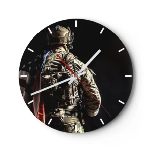 Wanduhr - Glasuhr - Ein Soldat in Uniform mit Rucksack und Flagge vor dunklem Hintergrund - 30x30cm - Darum - Moderne Wanddekoration für Wohnzimmer, Küche und Schlafzimmer ARTTOR