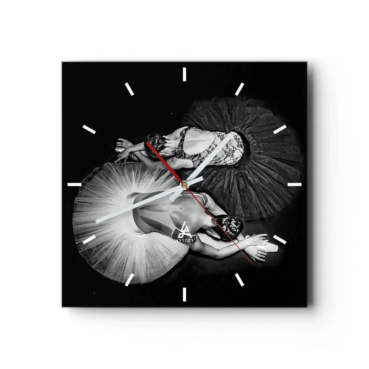 Wanduhr - Glasuhr - Ein Schwarzweißbild von zwei Ballerinas in einer dynamischen Pose. - 30x30cm - Jin und Jang – perfekte Balance - Moderne Wanddekoration für Wohnzimmer und Schlafzimmer ARTTOR
