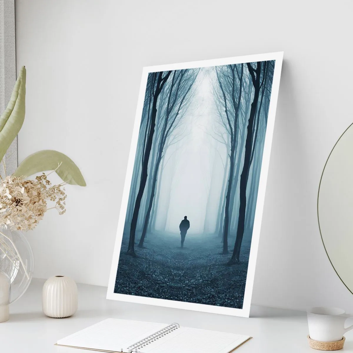 Poster - Ein Mann in einem nebligen Wald, umgeben von Bäumen - 50x70cm - Alles einfach und übersichtlich - Moderne Wanddekoration für Wohnzimmer und Schlafzimmer ARTTOR