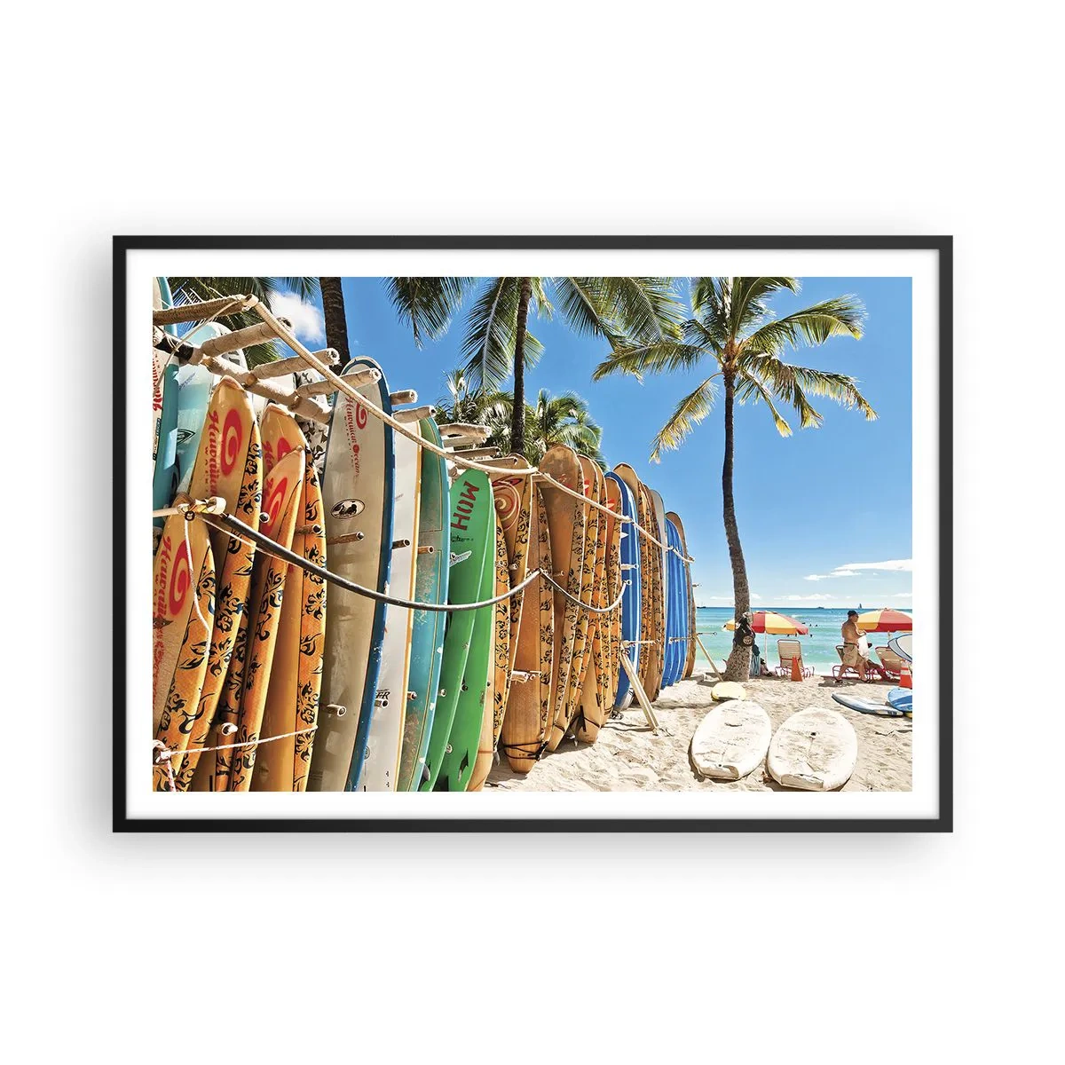 Poster in einem schwarzem Rahmen - Surfbretter an einem Strand mit Palmen - 100x70cm - Sonniger Spaß - Moderne Wanddekoration für Wohnzimmer und Schlafzimmer ARTTOR