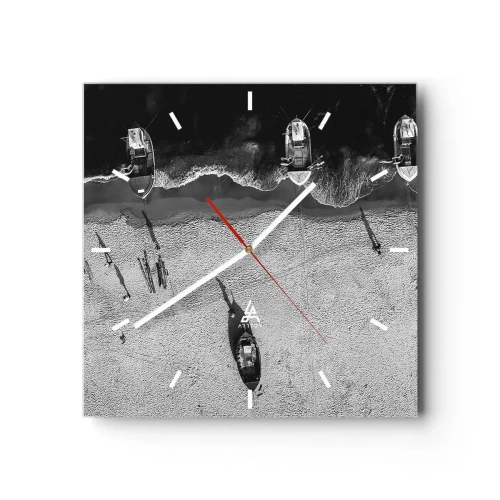 Wanduhr - Glasuhr - Schwarz-Weiß-Luftaufnahme von Booten am Strand - 30x30cm - Immer noch am Ufer… - Moderne Wanddekoration für Wohnzimmer und Schlafzimmer ARTTOR