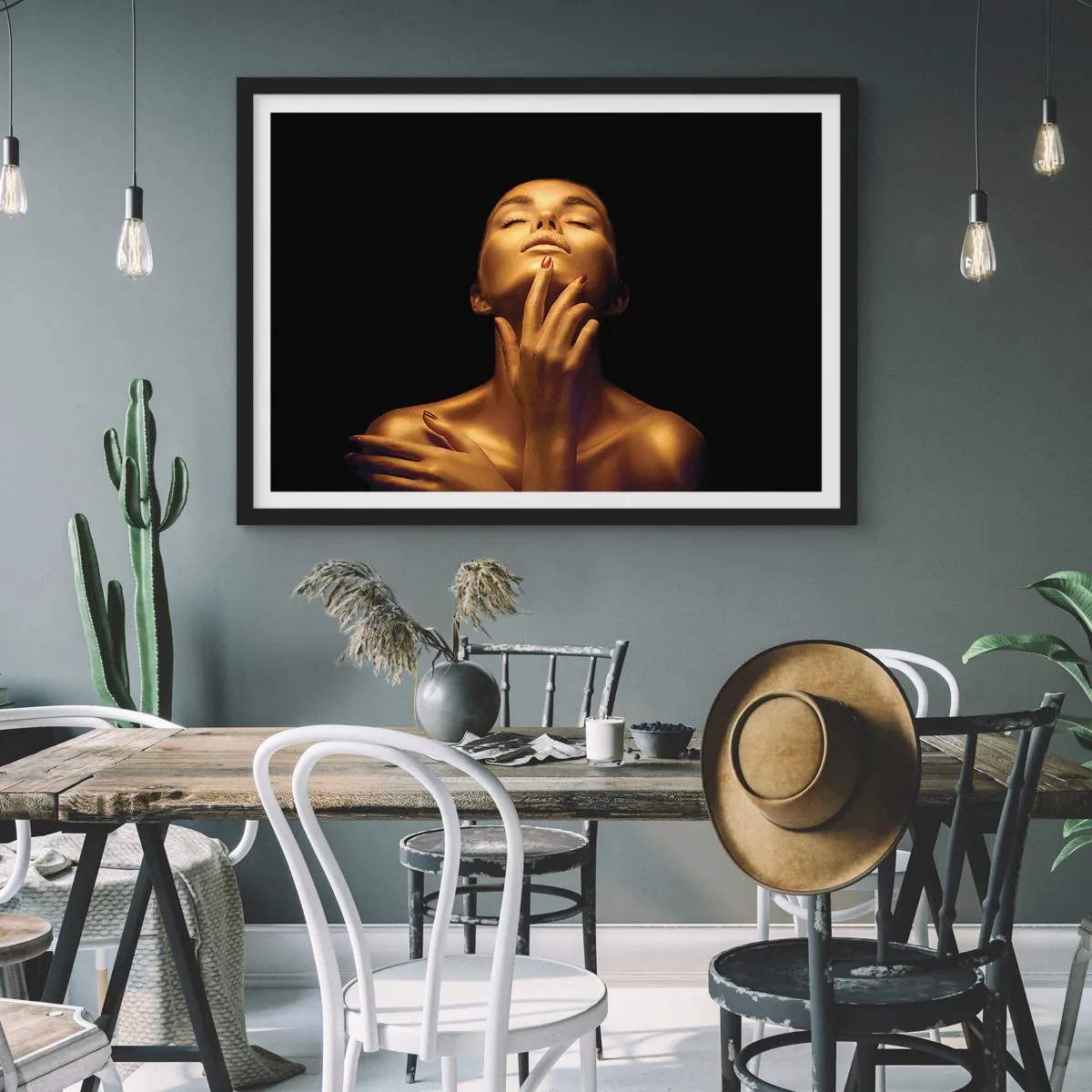 Poster in einem schwarzem Rahmen - Porträt einer Frau in goldenem Glanz auf schwarzem Hintergrund - 100x70cm - Wie goldene Seide - Moderne Wanddekoration für Wohnzimmer und Schlafzimmer ARTTOR