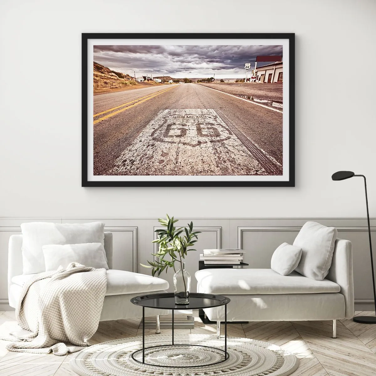 Poster in einem schwarzem Rahmen - Route 66 in einem Wüstenklima mit malerischem Himmel - 70x50cm - Mother Road - eine amerikanische Legende - Moderne Wanddekoration für Wohnzimmer und Schlafzimmer ARTTOR