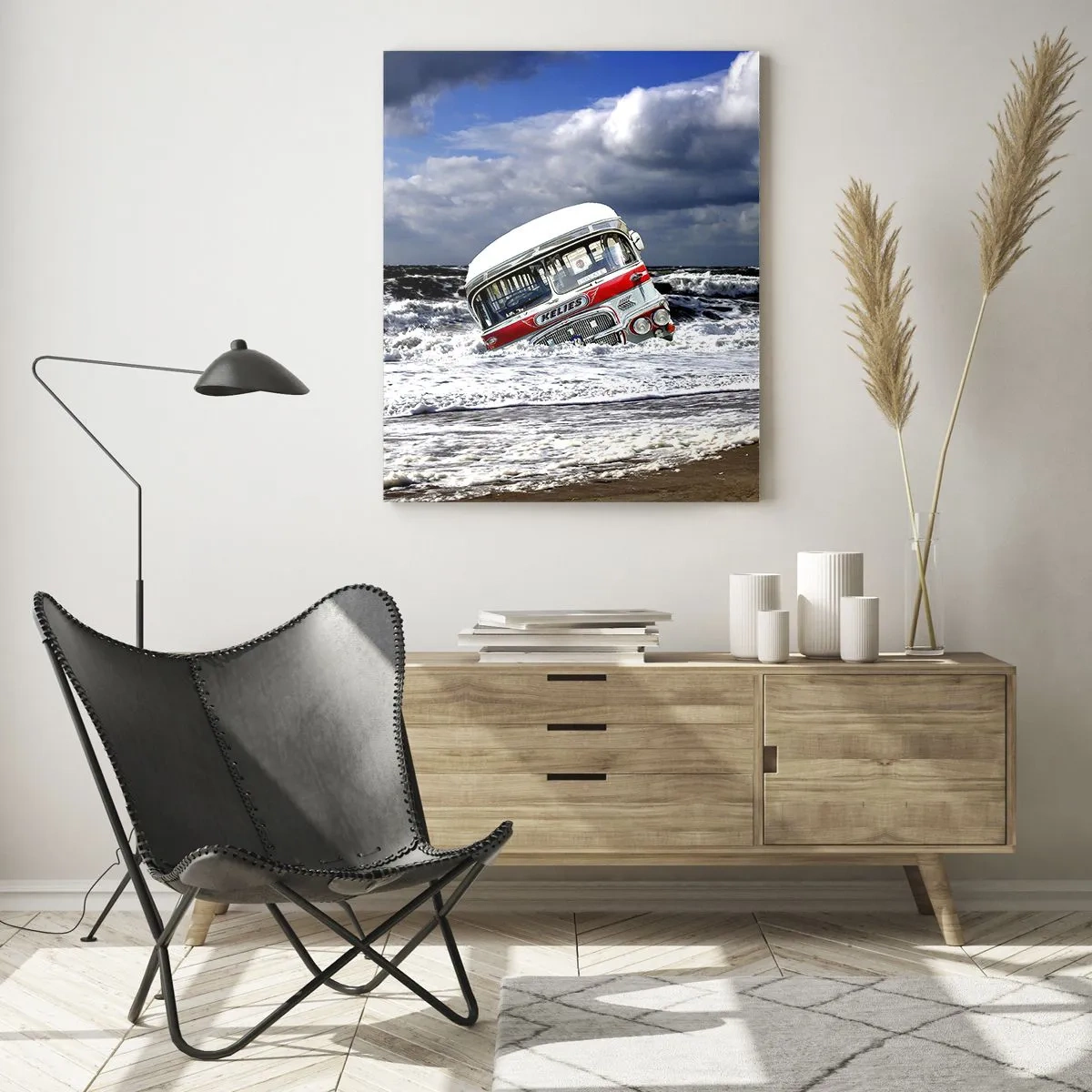 Glasbild - Bild auf glas - Ein versunkener Bus am Strand inmitten von Wellen und rauer See - 70x100cm - Und was stehst du so erstaunt? - Moderne Wanddekoration für Wohnzimmer und Schlafzimmer ARTTOR