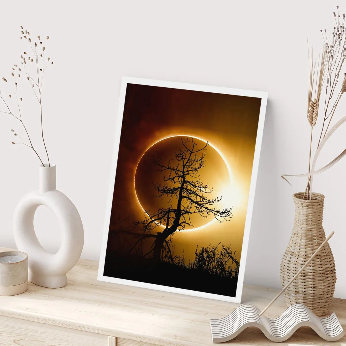 Poster - Ein phänomenaler Sonnenuntergang mit einem Baum im Vordergrund - 50x70cm - Totale Finsternis - Moderne Wanddekoration für Wohnzimmer und Schlafzimmer ARTTOR