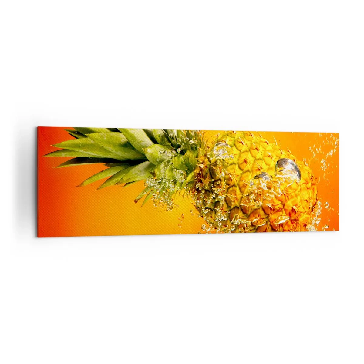 Bild auf Leinwand - Leinwandbild - Eine in Wasser getauchte Ananas vor einem orangefarbenen Hintergrund mit Farbverlauf. - 160x50cm - Tropisch saftige Frische - Moderne Wanddekoration für Wohnzimmer und Schlafzimmer ARTTOR