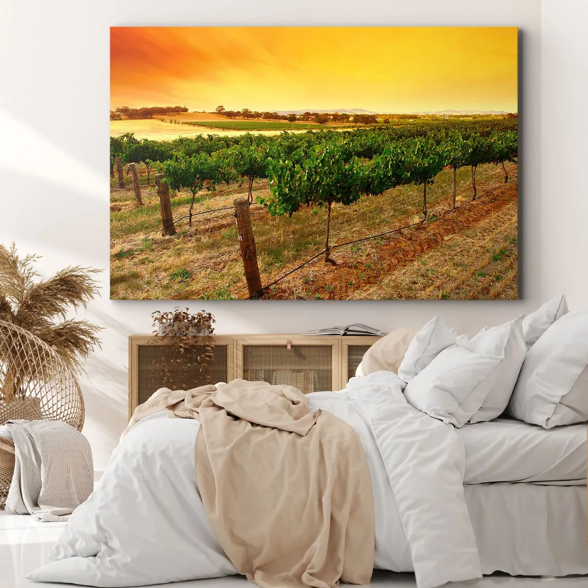 Bild auf Leinwand - Leinwandbild - Weinreben auf einer Plantage bei einem goldenen Sonnenuntergang - 70x50cm - Holen Sie sich einen Drink von der Sonne - Moderne Wanddekoration für Wohnzimmer und Schlafzimmer ARTTOR