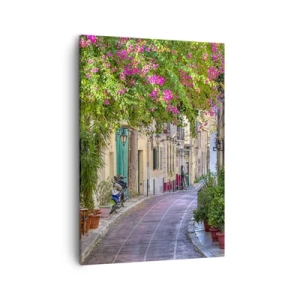 Bild auf Leinwand - Leinwandbild - Eine charmante Straße mit blühenden Weinreben und Cafétischen - 50x70cm - Blühende Gasse - Moderne Wanddekoration für Wohnzimmer und Schlafzimmer ARTTOR