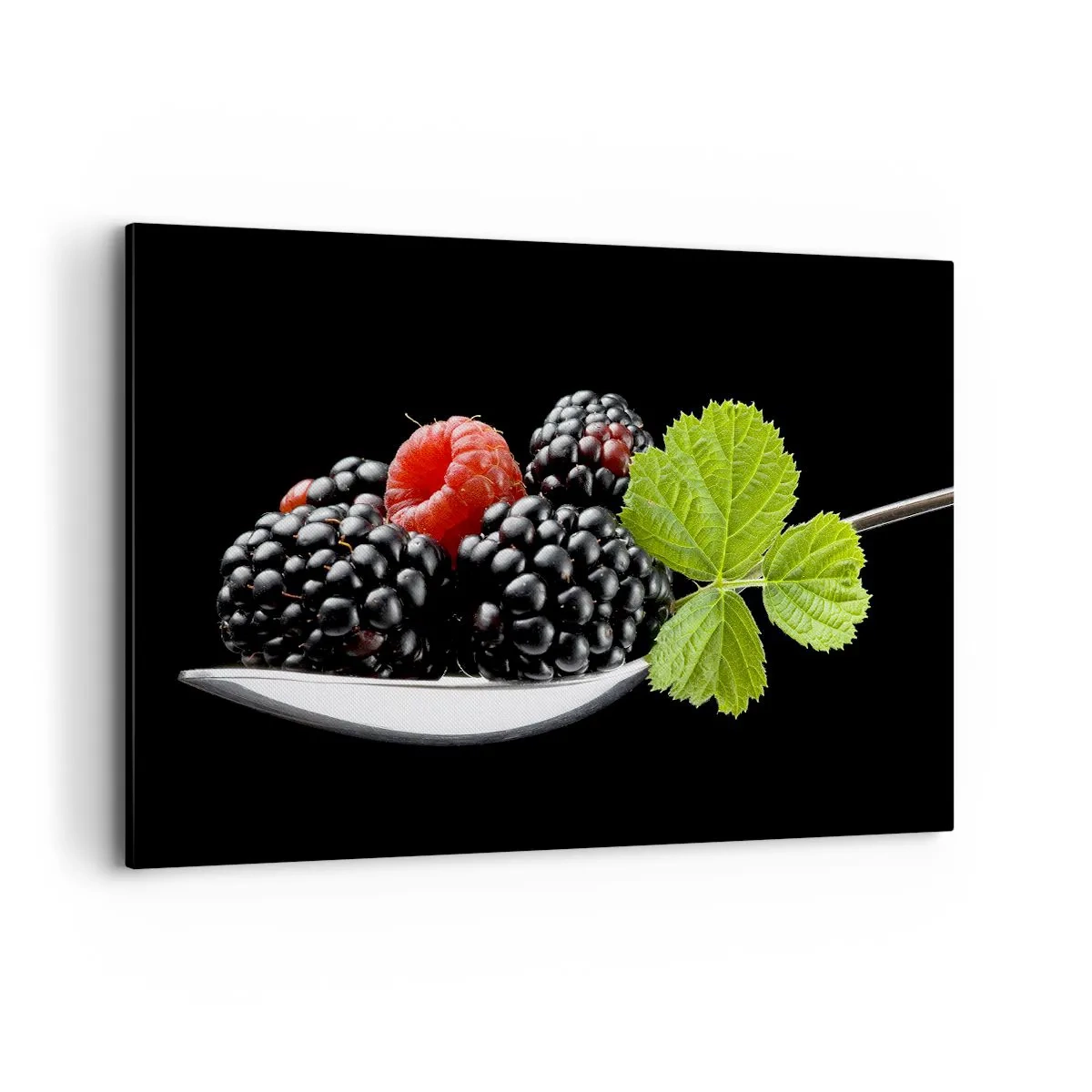 Bild auf Leinwand - Leinwandbild - Brombeeren und Himbeeren auf einem Löffel mit einem Blatt auf schwarzem Hintergrund - 120x80cm - Der Geschmack der Frische - Moderne Wanddekoration für Wohnzimmer und Schlafzimmer ARTTOR
