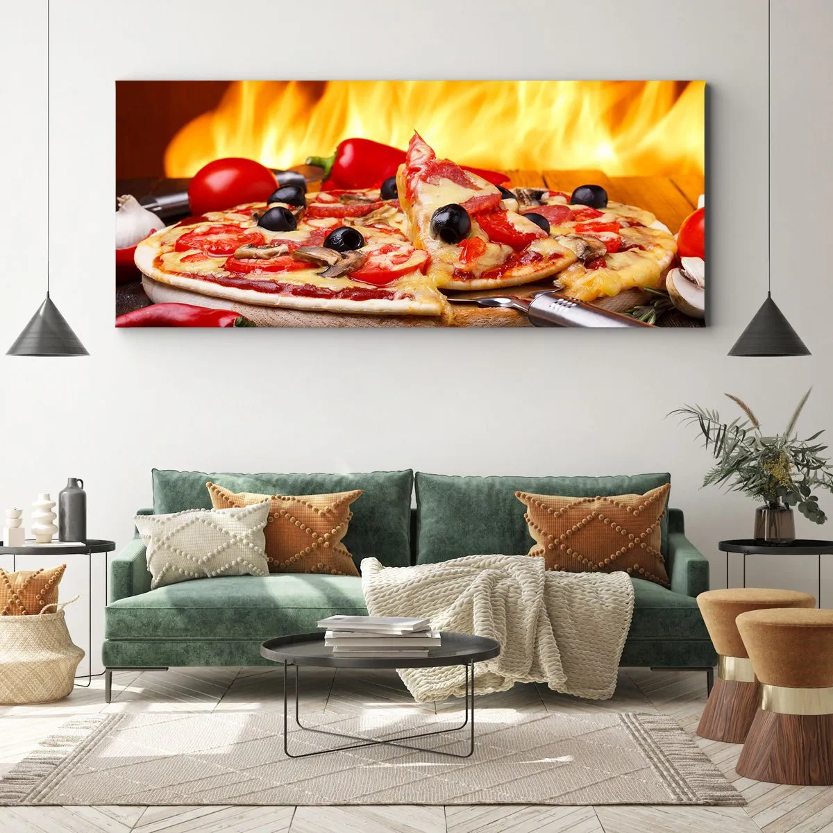 Bild auf Leinwand - Leinwandbild - Pizza mit Oliven, Tomaten und Paprika vor Flammenhintergrund - 120x50cm - Aus Italien mit Liebe - Moderne Wanddekoration für Wohnzimmer und Schlafzimmer ARTTOR