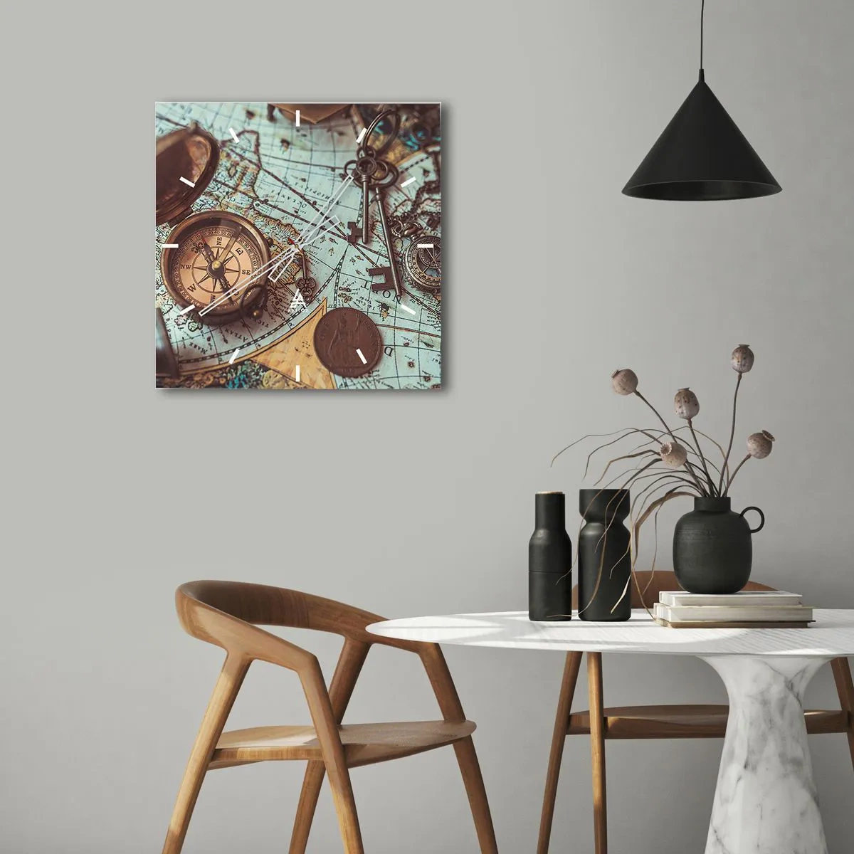 Wanduhr - Glasuhr - Komposition mit Kompass, Schlüsseln und einer alten Karte im Retro-Stil - 30x30cm - Für den Abenteurer - Moderne Wanddekoration für Wohnzimmer und Schlafzimmer ARTTOR