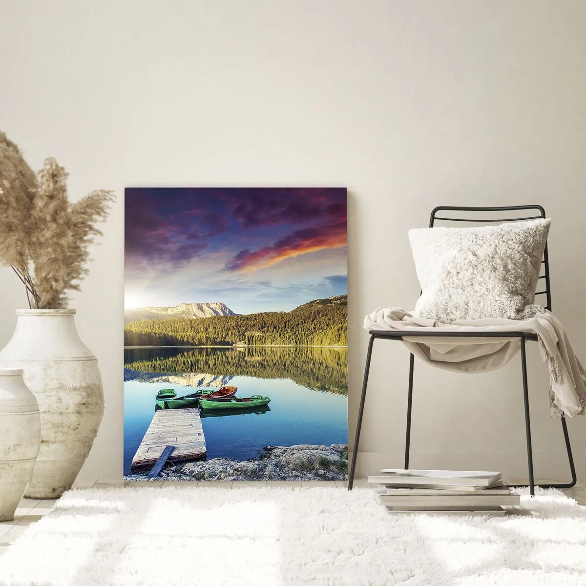 Glasbild - Bild auf glas - Ein malerischer See mit einem Holzsteg und Booten bei Sonnenuntergang - 50x70cm - Glatt wie ein Spiegel über dem Wasser - Moderne Wanddekoration für Wohnzimmer und Schlafzimmer ARTTOR