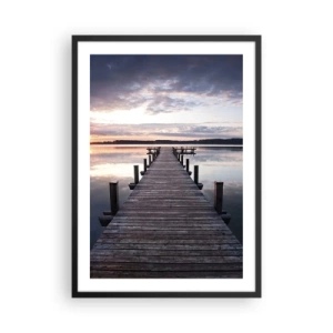 Poster in einem schwarzem Rahmen - Ein Holzsteg über einem ruhigen See bei Sonnenuntergang - 50x70cm - Eine stille Grenze zwischen Tag und Nacht - Moderne Wanddekoration für Wohnzimmer und Schlafzimmer ARTTOR