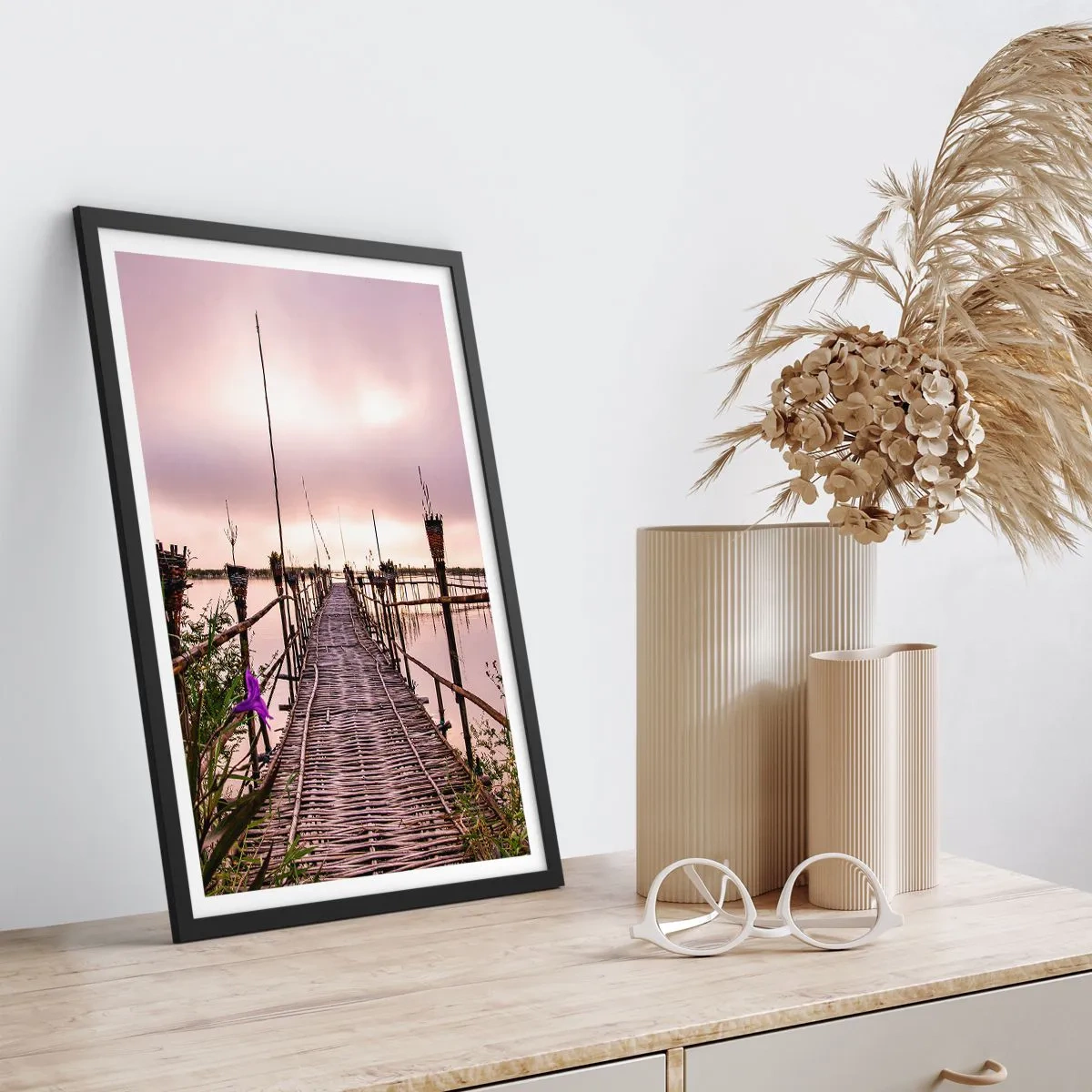 Poster in einem schwarzem Rahmen - Bambusbrücke über ruhiges Wasser in der Abenddämmerung - 50x70cm - Frieden und Ruhe Asiens - Moderne Wanddekoration für Wohnzimmer und Schlafzimmer ARTTOR