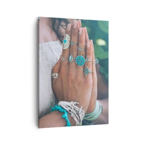 Bild auf Leinwand - Leinwandbild - Mit Boho-Schmuck verzierte Hände - 50x70cm - Willkommen im Zentrum des Seins - Moderne Wanddekoration für Wohnzimmer und Schlafzimmer ARTTOR