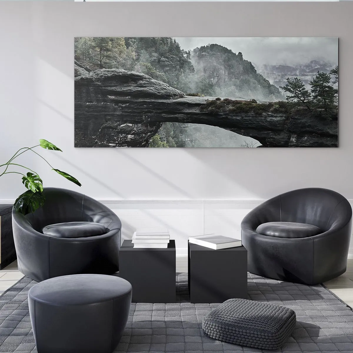 Glasbild - Bild auf glas - Ein Steinbogen, umgeben von nebligen Bergen und Wäldern - 120x50cm - Abenteuer beginnt gleich - Moderne Wanddekoration für Wohnzimmer und Schlafzimmer ARTTOR