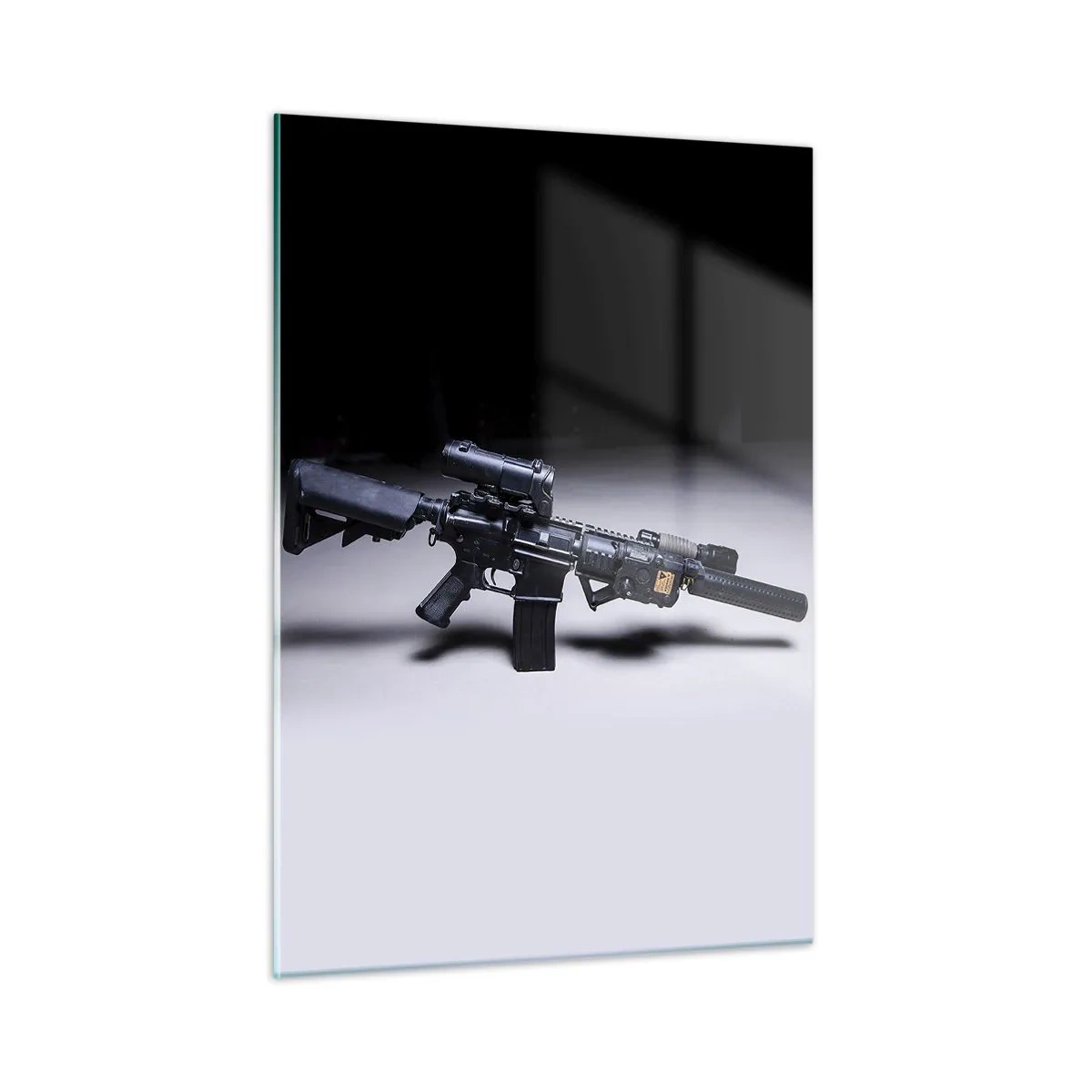 Glasbild - Bild auf glas - Ein schwarzes Sturmgewehr mit Zubehör liegt auf einem hellen Hintergrund - 50x70cm - dunkler Ritter - Moderne Wanddekoration für Wohnzimmer und Schlafzimmer ARTTOR