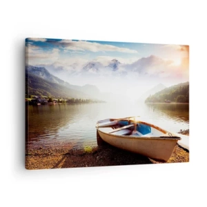 Bild auf Leinwand - Leinwandbild - Ein Boot am Ufer eines Sees mit Blick auf die Berge am Morgen - 70x50cm - Am tollen und klaren Wasser - Moderne Wanddekoration für Wohnzimmer und Schlafzimmer ARTTOR