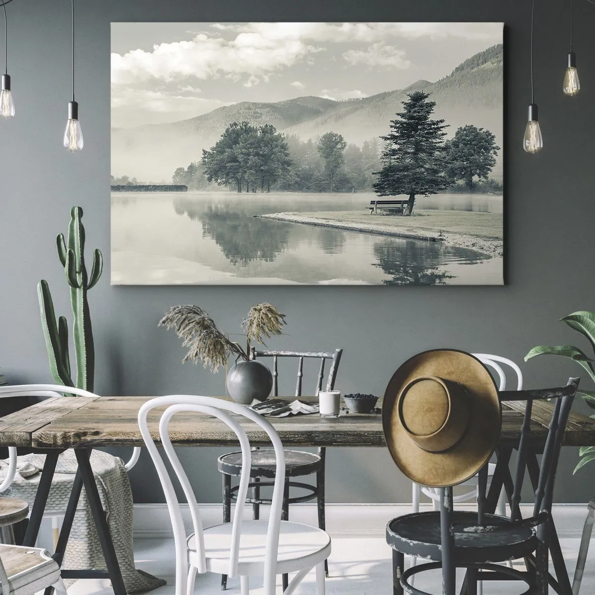 Bild auf Leinwand - Leinwandbild - Ein malerischer See mit einer Bank und Nebel im Hintergrund - 100x70cm - Der See schläft noch - Moderne Wanddekoration für Wohnzimmer und Schlafzimmer ARTTOR