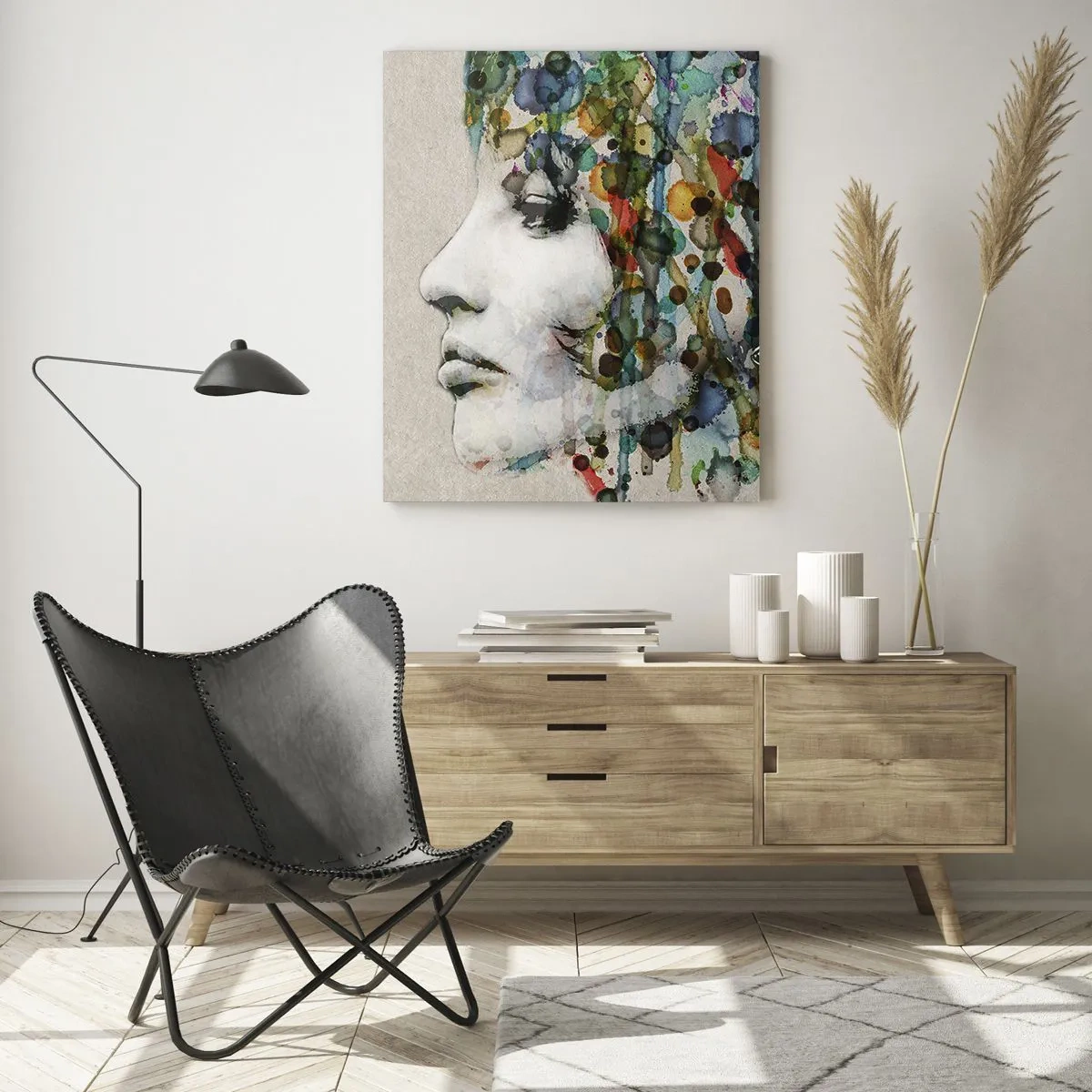 Glasbild - Bild auf glas - Frauenportrait mit abstrakten Farbakzenten - 50x70cm - Sie tauchte aus dem Grau auf - Moderne Wanddekoration für Wohnzimmer und Schlafzimmer ARTTOR