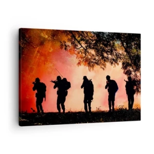 Bild auf Leinwand - Leinwandbild - Silhouetten von Soldaten im Wald vor dem orangefarbenen Himmel - 70x50cm - … Alle für einen. - Moderne Wanddekoration für Wohnzimmer und Schlafzimmer ARTTOR